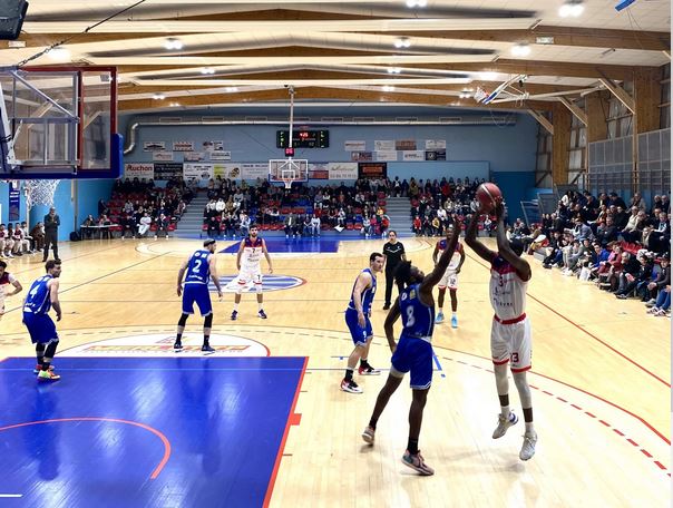 Match de basket dans la grande salle du centre sportif Georges Picq à La Charité-sur-Loire