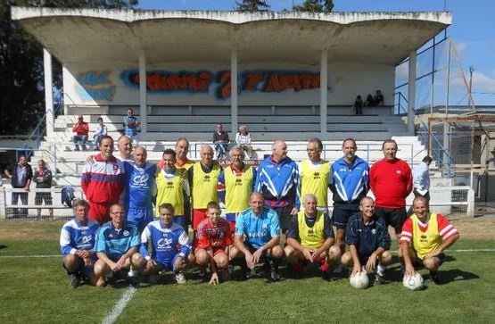 équipe devant la tribune