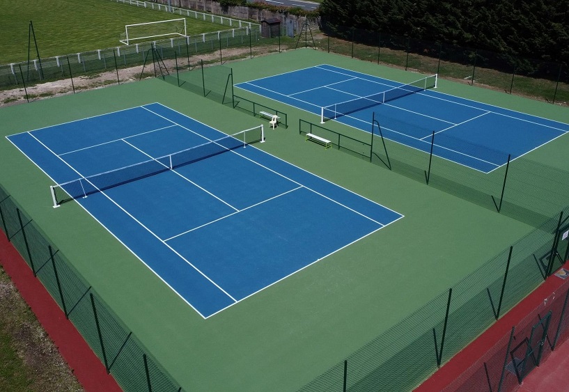 terrains de tennis extérieurs
